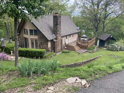 “Iris Cottage” - Cozy Cabin that Sleeps 10