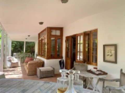 Magical private estate:3 bed Sage Cottage,big porch near Cambridge Beaches & fun Hotels in Sandys