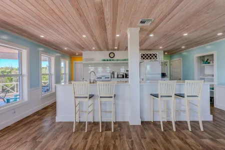 Blue Tang - Newly Renovated Bahamian Villa, minutes to the ocean! Отели в г. Элбоу Кей