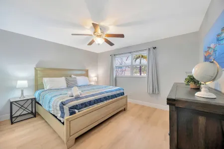 Nautical Landings West close to Honeymoon Island and dock access! Отели рядом с достопримечательностью «Oasis Beach»