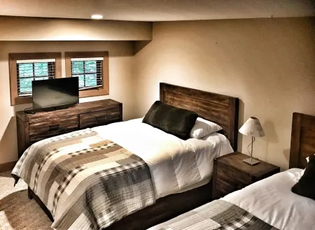 Boyne Mountain 5 bedroom/4 bathroom Disciples Village, Luxury + Starbucks!