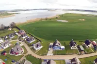 Albatros I - Exclusive thatched house on the waterfront Hotels in Ummanz