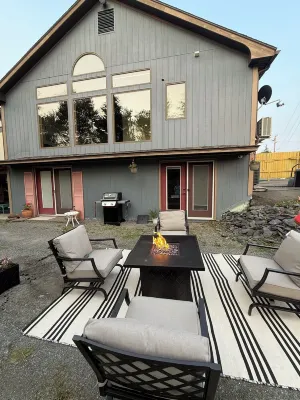 River Escape! Spacious 5-bedroom house on the river. 500 ft from trail access!