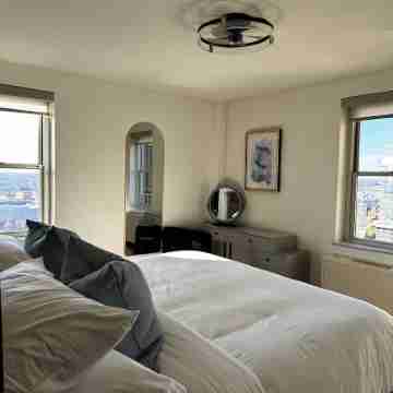Come Enjoy a Cozy, Spacious High-Rise Condo with Breathtaking Sunset Views. Rooms
