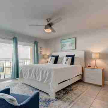 #3-Sale! Book Now! 2 Br- King Bed! Directly on the Sand! Rooms