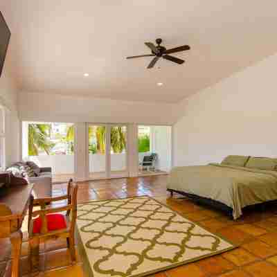 Amazing 6,000 sqft house sleeps 10, walk to Beach, Shops and Restaurants Rooms