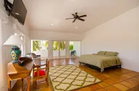 Amazing 6,000 sqft house sleeps 10, walk to Beach, Shops and Restaurants - 방갈로