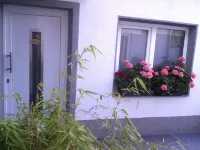 AusZeit guest apartment with terrace near the airport