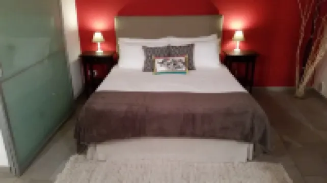 Idyllic air-conditioned apartment with private garden, by the sea