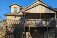 Affordable Rustic Modern Family Home-5 minutes to Town!!