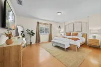 Poolside Paradise: Cozy Miami Getaway Hotels in The Hammocks