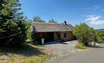 Villa in Durbuy with Jacuzzi & Golf Access