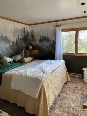 Lakeside Lair; cozy Lake Superior waterfront retreat with views!