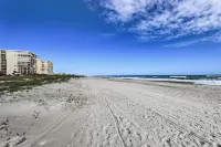 Sunny Cocoa Beach Condo with Balcony and Pool Access