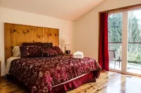 Mt Baker Rim Cabin 70 A pet friendly vacation home with a hot tub and wifi