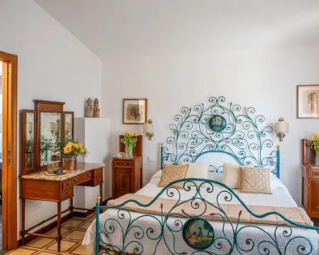 ซู บาร์คิเล โรงแรมในOrosei