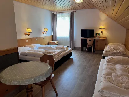 Alte Rose Gasthaus Отели в г. Хофхайм-ин-Унтерфранкен