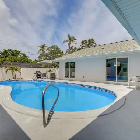 3 Mi to Beach: Modern Retreat in Largo!