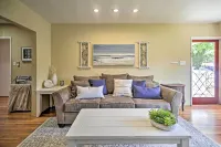 Oceanside Home w/ Yard - Walk to Beach & Pier - Homestays