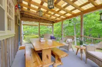2 Mi to Beach! Cape Cod Family Retreat w/ Deck - 3-stjärniga