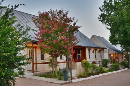 Gruene Cottages Отели рядом с достопримечательностью «Guadalupe River»