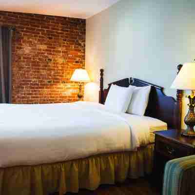 Commodore Hotel & Café Rooms