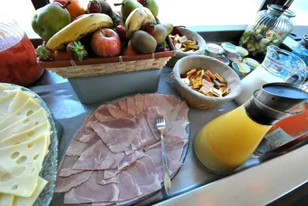 Hotel de Loire et Restaurant les Bateliers Отели в г. Ле Гарен Сюр Луар