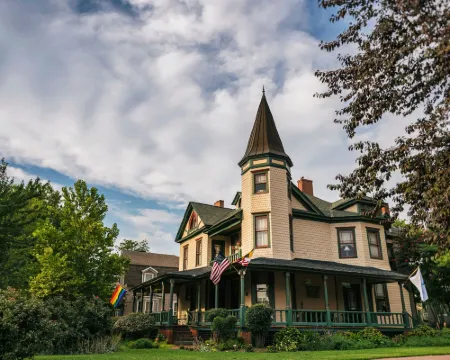 Hummingbird Inn Hotels in Easton