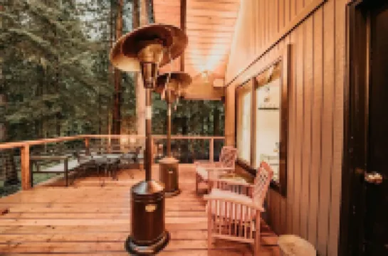 98sl - Hot Tub - BBQ - Pets Ok - Wifi - Sleeps 6 2 Bedroom Home by RedAwning