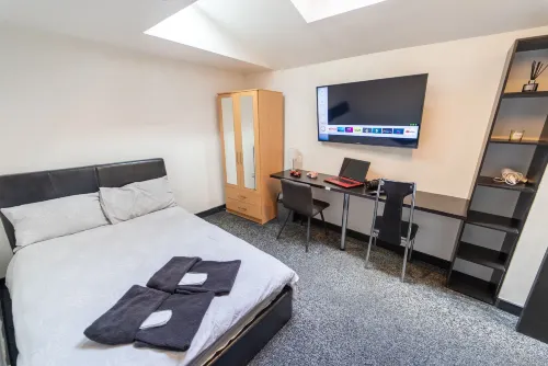 46 North Road Studios Near QE and Uob - Pensions