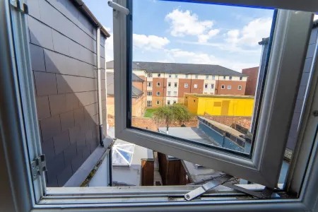 44 North Road Studios Near QE and Uob Отели рядом с достопримечательностью «Пять способов часов»