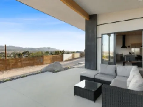 Desert Ridge - Hot Tub, Fire Pit, BBQ, Out Door Shower & Incredi 2 Bedroom Home by RedAwning 絲蘭谷酒店