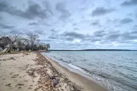 Centrally Located Traverse City Condo 1 Mi to Bay - en bord de mer