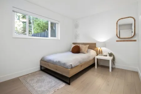 Modern, Bright, Clean 2 Bedroom Suite - Great Location! Отели рядом с достопримечательностью «Университет Саймона Фрезера»