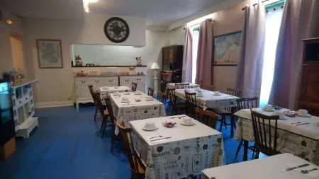 Hôtel du Palais Отели рядом с достопримечательностью «Buvette et Source Cachat»