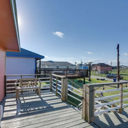 Walk to Shore and Restaurants Surfside Beach Home!
