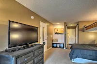 Cozy Bellaire Condo w/ Balcony - 3 Mi to Skiing! - 3-Star