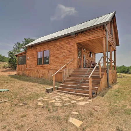 Chic Thorndale Cabin w/ Fire Pit & Fishing Pond