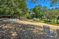 Resort-Style Condo w/ Balcony on Lake Keowee - appartements de vacances