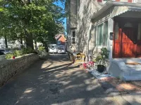 ZO Family Cottage Hotel dekat Mount Vernon East