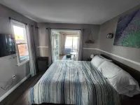 Beautiful lakefront with hot-tub 2bedroom +WiFi on all sports Cooley lake