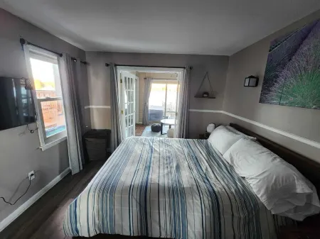 Beautiful lakefront with hot-tub 2bedroom +WiFi on all sports Cooley lake