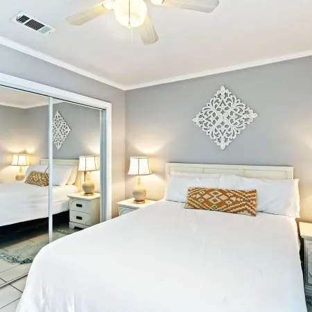 2BR Condo Beach Access Pool and Walk to Hangout