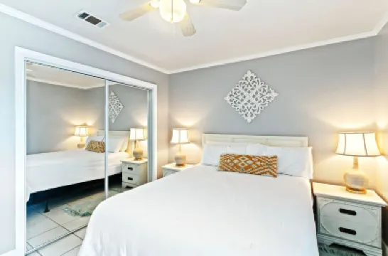 2BR Condo Beach Access Pool and Walk to Hangout Hotel a 
