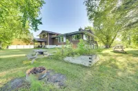 Riverfront Sault Ste Marie Home w/ Dock! -  Privatzimmer