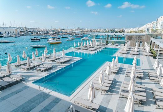 아주르 호텔의 현대적인 로비 또는 객실