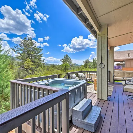 Hot Tub & Views: 'Mountain High Pines Retreat'