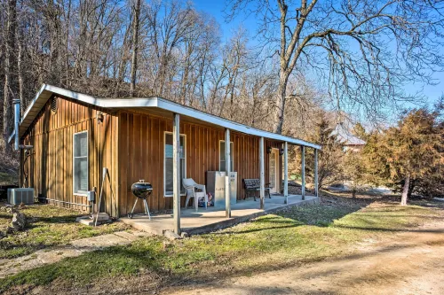 The Burgundy Cabin Iowa Retreat Pond and Fire Pit -  Appartamenti vacanze