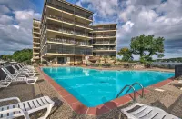 Waterfront Condo w/ Resort Perks in Lake Ozark! -  Habitaciones en casas particulares