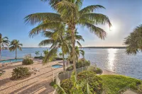 Bayfront Retreat Private Balcony and Pool Access!